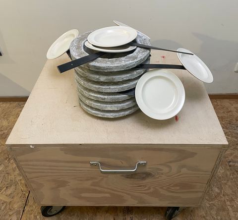 Aan Tafel, 2026, beton, staal, porselein