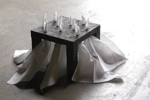 Conversation pieces, 2003, beton, papier