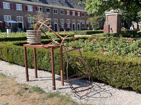 Stilleven met borden, 2026, beton, staal