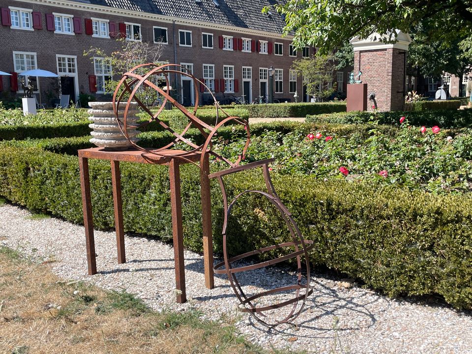 Stilleven met borden, 2026, beton, staal